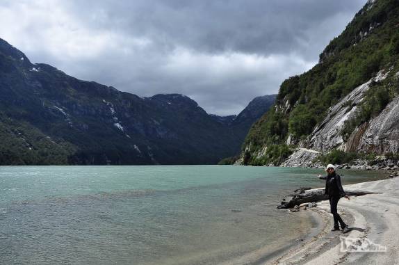 A Ana numa pequena praia em um lago no Valle Los Exploradores, perto da Carretera Austral, região de Puerto Rio Tranquilo, no sul do Chile